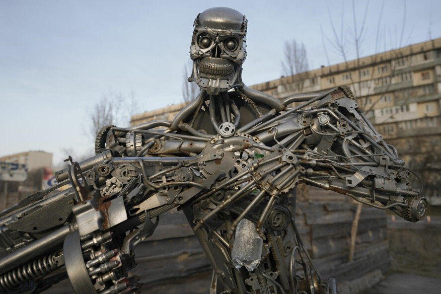 «Terminator»-karakteren fra 1984-filmen er blitt et varig bilde på KI som skurken som vender seg mot sine skapere. Her er en skulptur laget av bildeler i Kyiv i Ukraina, fotografert i 2022. 📸: Vadim Ghirda / AP / NTB