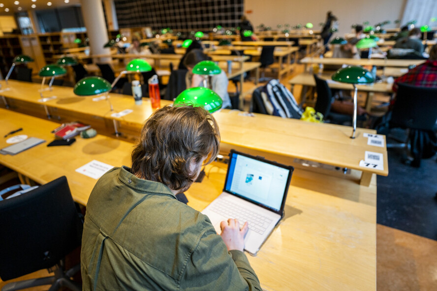 Studentnemnda ved UiO er bekymret for at stadig flere studenter velge å støtte seg på AI framfor å legge ned ekstra innsats på lesesalen, som på illustrasjonsbildet. Nemnda sier at AI er i ferd med å bli den vanligste formen for fusk, og mener omfanget trolig vil øke i årene framover. 📸: Håkon Mosvold Larsen / NTB