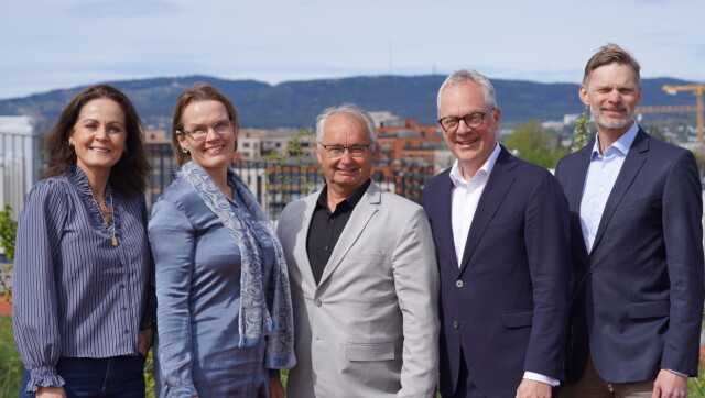 Ingvild Berlin Kalleberg, Kristin Weidemann Wieland, Olav Skarsbø, Øystein Eriksen Søreide og Øyvind Husby i juryen for Digitaliseringsprisen er fornøyde med finalistene. Jurymedlemmet Liv Dingsør var ikke til stede da bildet ble tatt. 📸: Benjamin Moe, Digdir.