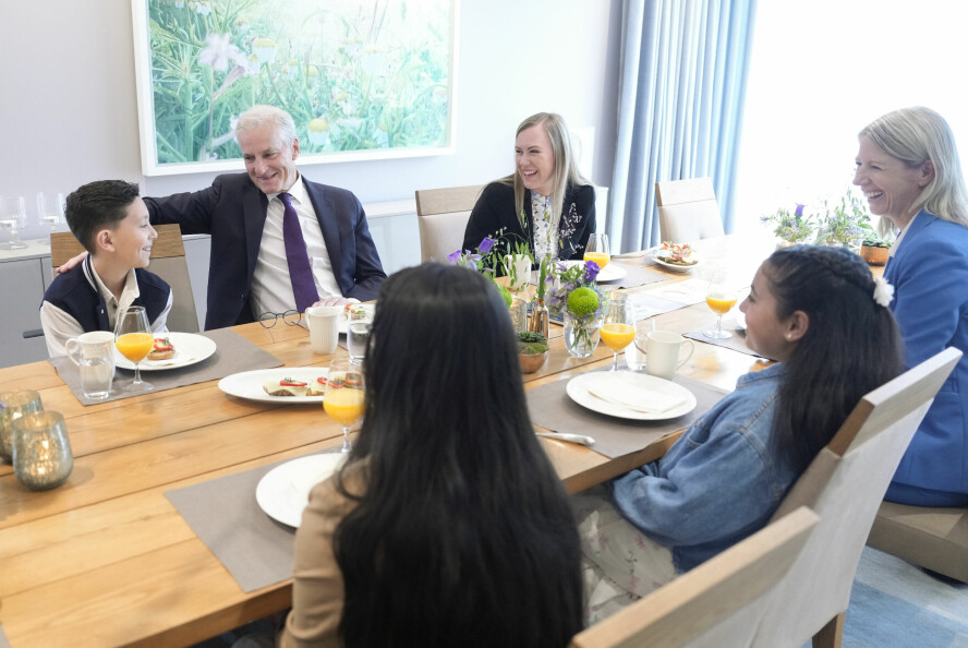 Det var «skjermfritt bord» da statsminister Jonas Gahr Støre serverte frokost til Elias, Ilyana og Ishaal fra Haugen skole, barne- og familieminister Lene Vågslid og barneombud Mina Gerhardsen. 📸: Javad Parsa / NTB