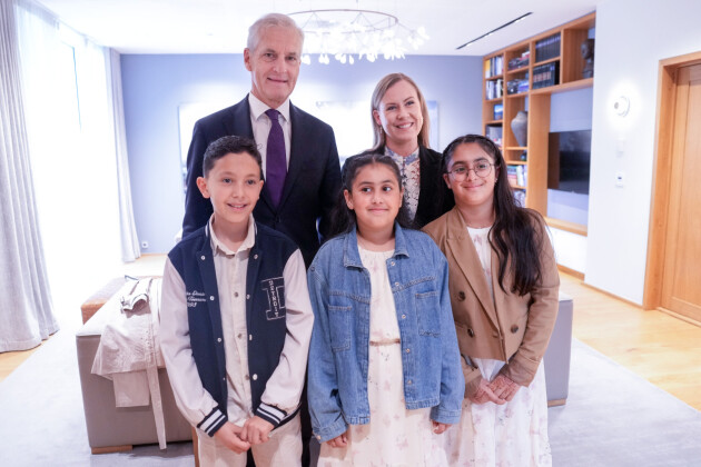 Støre fikk tirsdag besøk av elevene Elias, Ilyana og Ishaal fra Haugen skole til et frokostmøte i statsministerboligen. Her er de sammen med barne- og familieminister Vågslid. 📸: Javad Parsa / NTB