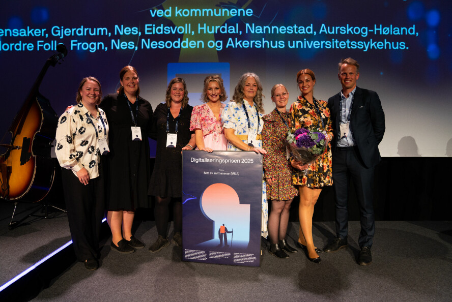 Digitaliseringsminister Karianne Tung delte ut Digitaliseringsprisen onsdag kveld. Fra venstre på bildet er Silje Bergersen, Maren Skogli Pettersen, Marte Aasen Fredriksen, Tung, Monika Albrigtsen Aaserud, Siri Hytmarken Sletner, Nina Mickelson Weldhing og Bendik Westlund Hegna som tok i mot prisen på vegne av kommunene og Ahus. 📸: Inia James / Digdir