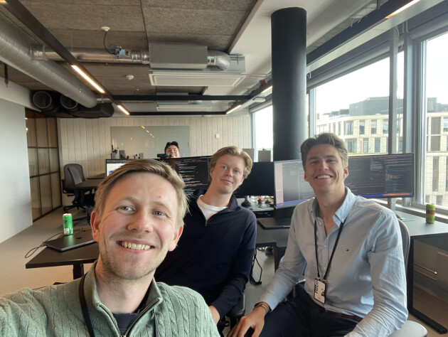 Håkon hadde antagelig jobbet mer hjemmefra, hadde det ikke vært for de hyggelige kollegaene. 📸: Privat