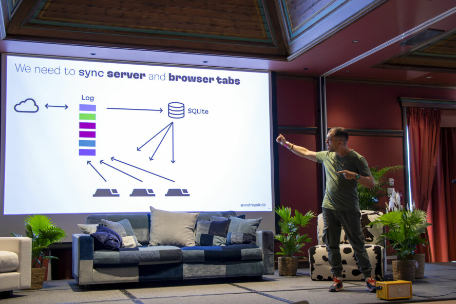 Andrey Sitnik snakket om hvordan man kunne bygge 'local first'-applikasjoner der personlig informasjon er lagret lokalt, og serveren kun brukes til å få synkronisert data mellom ulike klienter. 📸: Kurt Lekanger