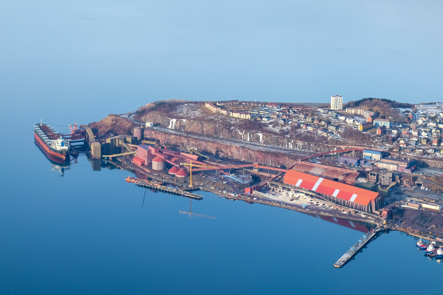 Narvik havn ble i mars utsatt for et datainnbrudd. Havna er viktig for både Nato og det svenske gruveselskapet LKAB. Bildet er fra malmterminalen, der jernmalm fra Nord-Sverige blir lastet over på skip. 📸: Peter Krantz / Wikimedia Commons (CC BY-SA 3.0)
