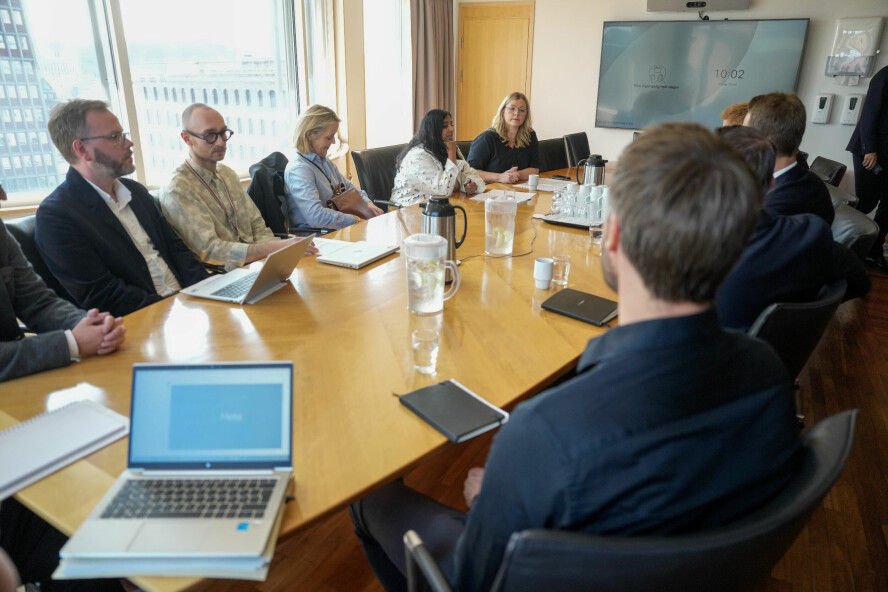 Kommunalminister Kjersti Stenseng og kulturminister Lubna Jaffrey (lengst inn i rommet) møtte representanter fra TikTok, Snapchat og Meta for å diskutere hvordan de kan bidra til å sikre korrekt informasjon om valget. 📸: Javad Parsa / NTB