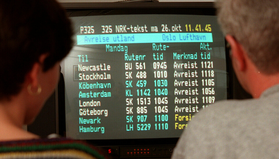 «Endelig kan reisende og andre interesserte igjen kunne holde seg ajour med ankomst og avgangstider på Gardermoen, via NRKs tekst-tv sider» skrev NTB om dette bildet fra 1998. 📸: Bjørn Sigurdsøn / NTB