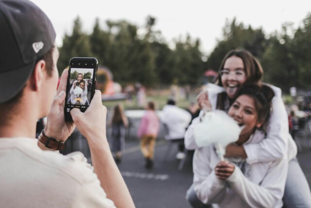 Norge, Australia og mange andre land har brukt mye tid på å diskutere aldersgrenser i sosiale medier. En studie i Australia skal slå fast at det er mulig, men det er likevel ikke fritt for problemer. 📸: Connor Olson / Unsplash