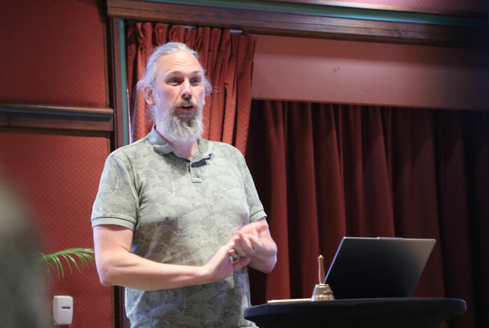 Johannes Brodwall vil ikke lenger jobbe i et selskap som satser strategisk på kunder innen olje og gass. Her fra React Norway-konferansen nylig. Johannes Brodwall snakker på en konferanse.