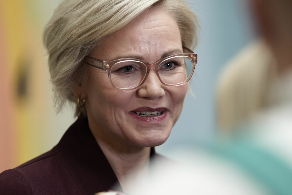 Ingvild Kjerkol skal nå engasjere seg i kryptovaluta, samtidig som hennes makkere fra regjeringen vil utrede et forbud mot utvinning av kryptovaluta i norske datasentre. Bildet er av Ingvild Kjerkol i Stortingets vandrahall. Det er et nærbilde av henne, med utydelig bakgrunn.