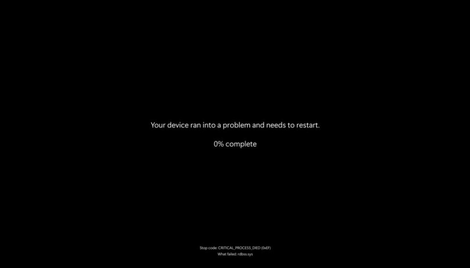Det blir slutt på «blåskjermen» fra Microsoft i løpet av året. Da tar en svart skjerm over. Bildet viser en svart skjerm med hvit tekst som sier at 'Your device ran into a problem and needs to restart. 0 % complete'.