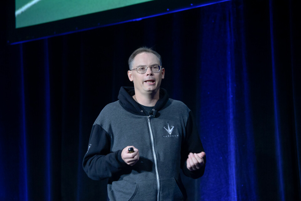 Epic-sjef Tim Sweeney er alt annet enn imponert over de nye vilkårene Apple foreslår for handler utafor App Store. En mann i hettegenser, Tim Sweeney, går rundt på en scene og snakker engasjert
