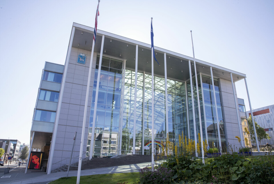 Granskningsrapport avslører alvorlige mangler etter AI-skandalen i Tromsø kommune. Foto: Terje Pedersen / NTB Bildet er av Tromsø Rådhus. Det er et grått, firkanta bygg med glassfasade. Det er flaggstenger foran bygget.