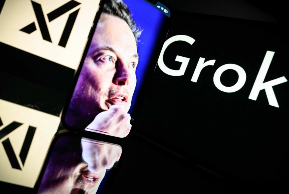Fredag skrøt Elon Musk av at xAI hadde forbedra Grok. Uavhengig av om det var planen eller ei, så har det hele resultert i at språkmodellen nok en gang løfter fram synspunkter og påstander som i beste fall kan kalles 'kontroversielle'. Bildet er en montasje av flere skjermer, med logen til Grok og xAI, som omgir en skjerm med ansiktet til Elon Musk, der han tar seg til haka.
