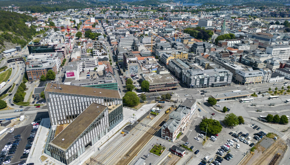 Bergen, Kristiansand (bildet), Drammen og Ringsaker er rammet av et datainnbrudd. Ingen sensitive personopplysninger skal være på avveie, men tyvene kan ha fått innblikk i sårbarheter og avvik i kommunene. Bildet er tatt med drone, og er et oversiktsbilde av Kristiansand sentrum. Det viser både byen, jernbanen og sjøen med horisonten.
