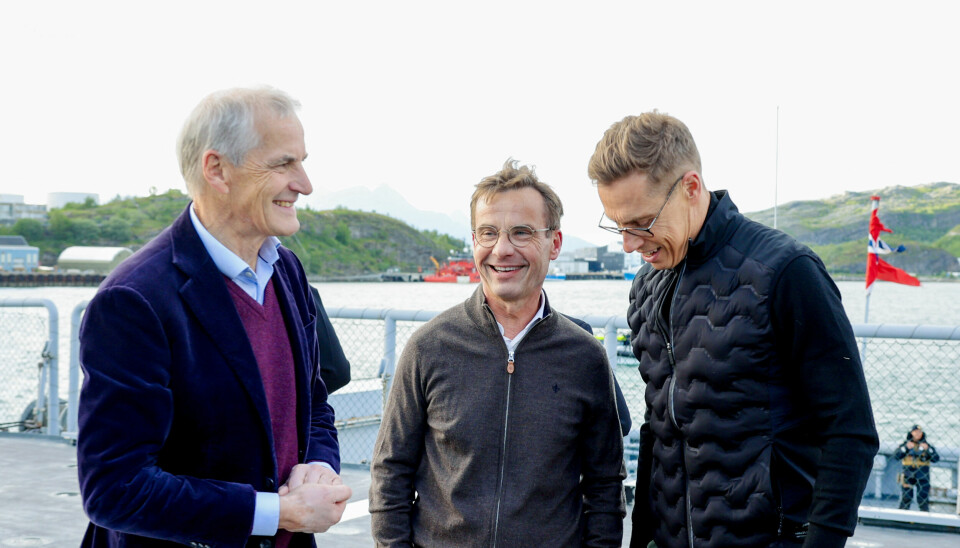 Statsminister Jonas Gahr Støre tok i 2024 imot Sveriges statsminister Ulf Kristersson og Finlands president Alexander Stubb på kystvaktfartøyet KV Svalbard i Bodø. I forbindelse med besøket var de tre ute på en løpetur, og de svenske livvaktene la denne ut på Strava. Bildet er av statsminister Jonas Gahr Støre, som tar imot Sveriges statsminister Ulf Kristersson og Finlands president Alexander Stubb ombord på kystvaktfartøyet KV Svalbard i Bodø. De står på dekk på skipet. Støre er iført skjorte, genser og penjakke. Kristersson i det som framstår som en bomberjakke, og Stubb har mørk genser med en mørk fleece-vest.