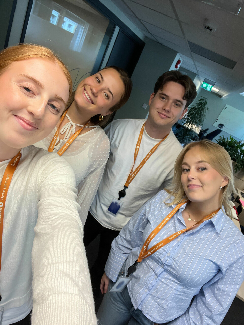 Team Sparing: Fra venstre: Solveig Nygård Haugland, Sanna Hartmann Sellæg, Henrik Engdal og Anna Cornelia Slettemoen. Bildet er av fire unge mennesker inne i et kontorlokale. De har alle samme orange nøkkelbånd med ID-kort.