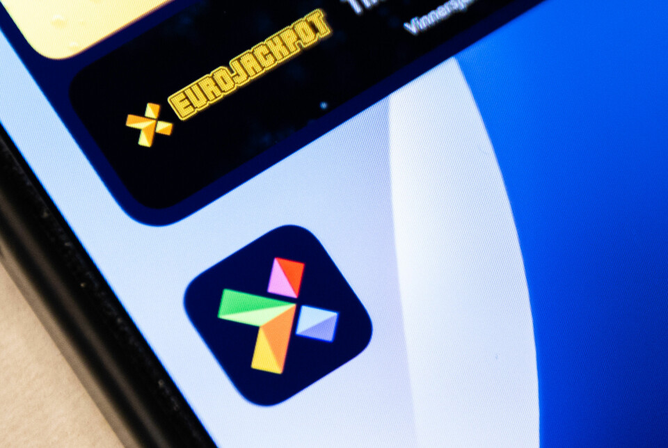 Lotteritilsynet mener Norsk Tipping brøt loven da de ga tusenvis av spillere beskjed om feilaktige premier. De varsler nå full gjennomgang av tre pengespill fra Norsk Tipping. Bildet er av en mobilskjerm, som viser logoen til Norsk Tipping og et utsnitt fra en Eurojackpot-widget.