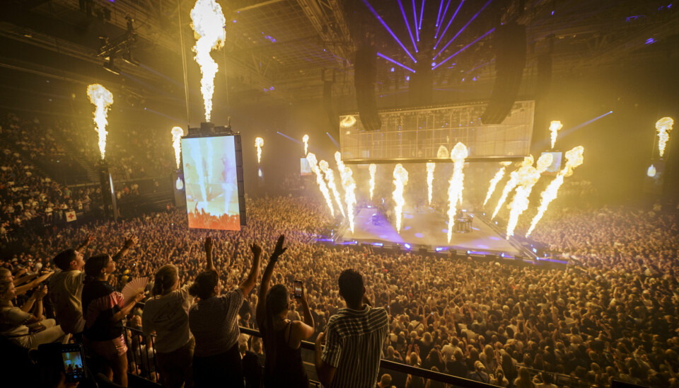 Live-konserter vil trolig bli stadig mer etterspurt i takt med at KI-musikk trer fram i tiden fremover, spår ekspert. Her fra én av Karpes ti konserter i Oslo Spektrum i 2022. Bildet er fra en konsert i Oslo Spektrum, der den norske hiphop-duoen Karpe, bestående av Magdi Omar Ytreeide Abdelmaguid og Chirag Rashmikant Patel, spilte for 10 utsolgte konserter. Bildete er tatt fra langt unna scenen, slik at det er mulig å se hvor mange folk som er tilstede.