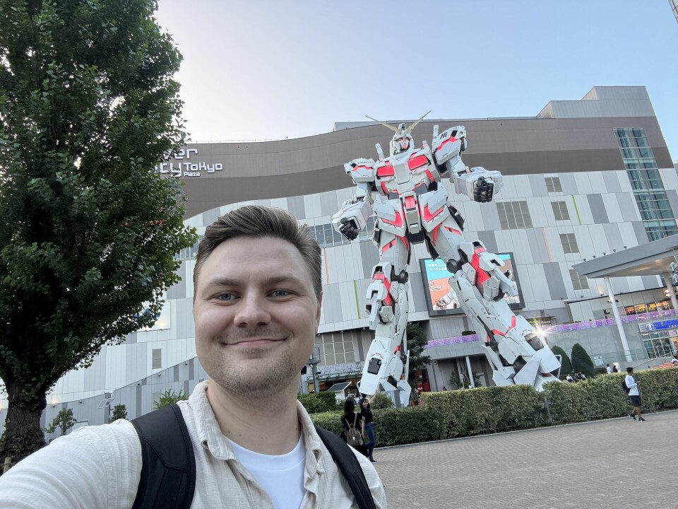 Magnus Eide Schjølberg, data engineer i Cognite. Her ved Gundam-statuen i Odaiba-distriktet i Tokyo.