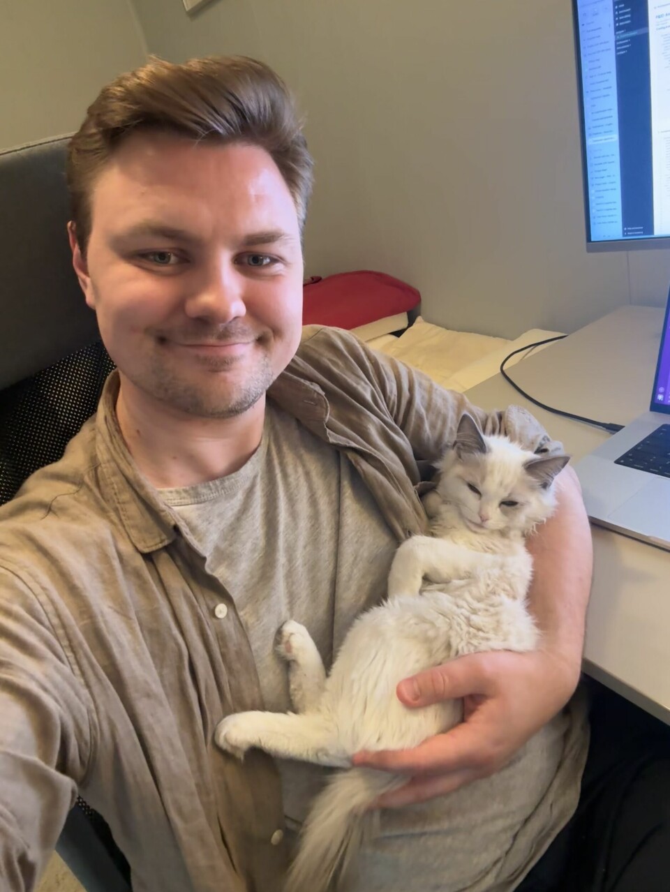 En typisk dag på hjemmekontoret med en veldig klengete kattunge.