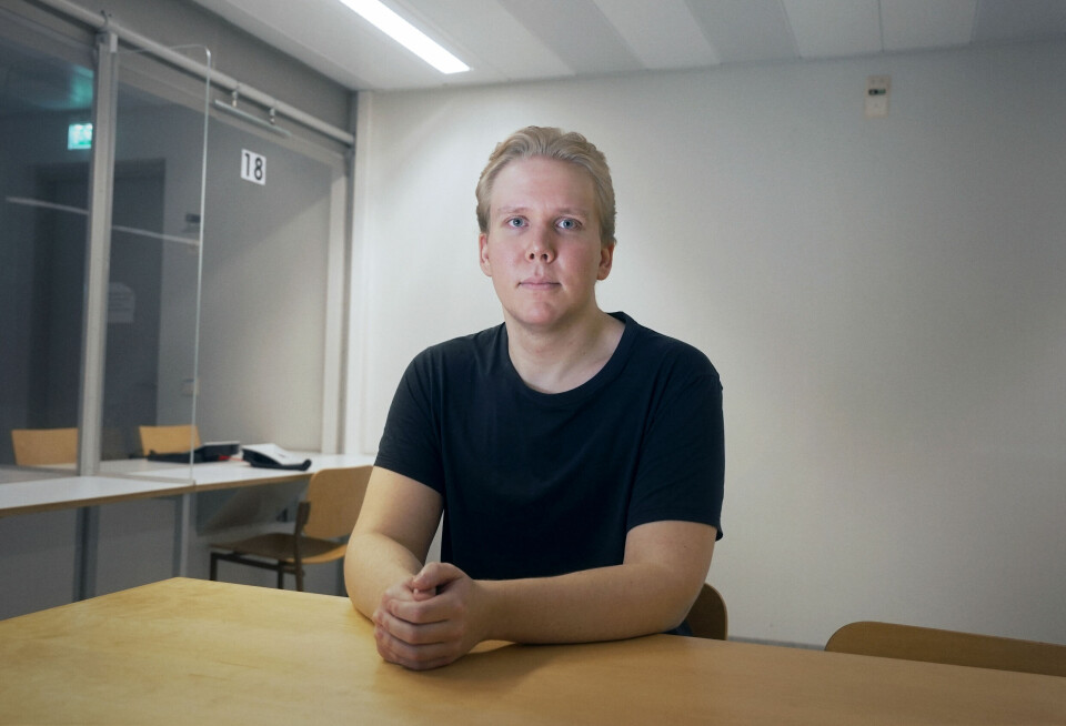 Den tidligere tenåringshackeren Julius Kivimäki medvirker også i serien om ham. Han har selv rukket å fylle 27 år. Bildet er av en ung mann med lyst hår og en alvorstung mine, som sitter med hendene samlet. Han har på seg svart t-skjorte, og sitter ved et bord inne i et nøytralt rom.