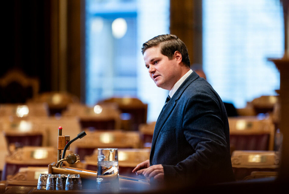 Tobias Drevland Lund (R) reagerer på at Digitaliserings- og forvaltningsdepartementet ikke har mer detaljert oversikt over kostnadene til programvare og skytjenester. Bildet er av en dresskledd mann inne i Stortingssalen. Han står på en talerstol og snakker. Stolene i bakgrunnen av bildet står tomme.