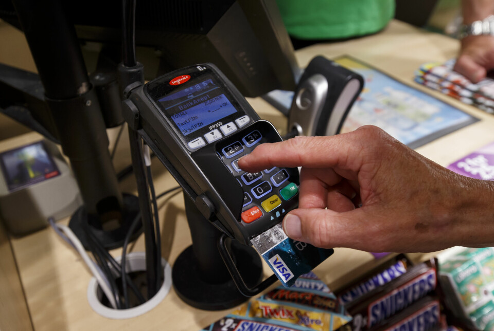 Betalingsproblemene rammet lørdag kortbrukere både i Norge, resten av Norden og store deler av Europa. Nets jobber nå med å få bedre backupløsninger. Bildet er et nærbilde av hånda til en kunde som betaler på betalingsterminal med bankkort, og som er i ferd med å slå sin pinkode.