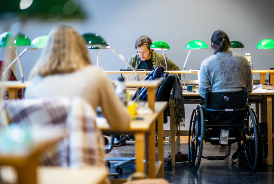 En av to studenter oppgir å bruke KI til studier ukentlig, ifølge en ny undersøkelse. Bildet er av studenter på lesesal.