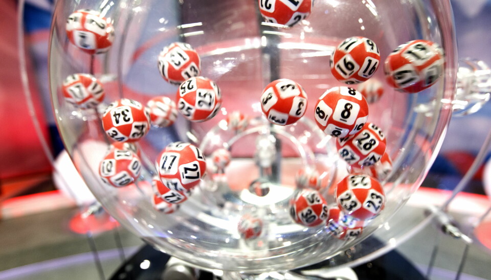 Problemene til Norsk Tipping fortsetter å komme til overflaten. Nå er det oppdaga nok en feil knytta til supertrekninga påskeaften. Bildet er av trekningsmaskina til Lotto. Det er røde kuler med tall på, som spinner i en glasskuppel.