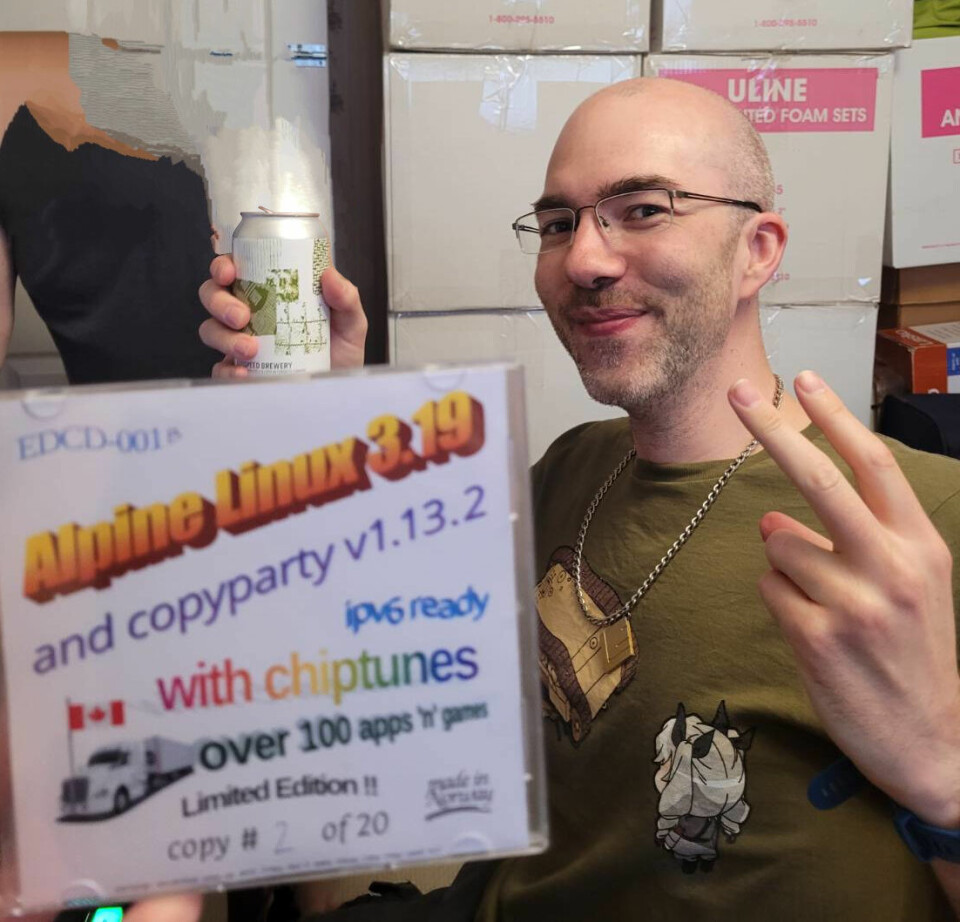 Alexander Edland er mannen bak Copyparty, hobbyprosjektet som nå har gått viralt. Her med en CD han delte ut til kompiser, med både Copyparty og et annet norsk prosjekt; Alpine Linux.