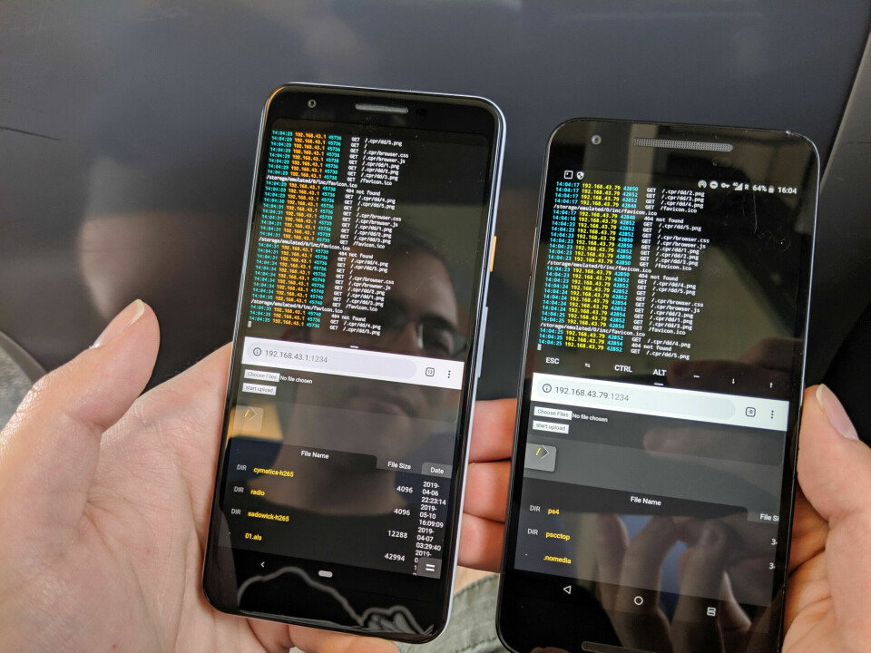 En tidlig alpha-versjon av Copyparty, kjørende på to mobiler, i 2019.