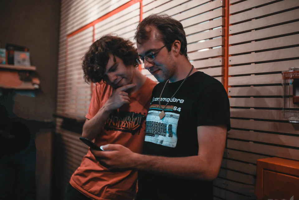 Copyparty-skaper Alexander Edland tar seg en kodepause, under et EINDBAAS-arrangement for chiptune-musikk i Nederland. Edland liker å programmere på Android-mobilen gjennom Termux og Unexpected Keyboard. Selv om det skal ha blitt litt overdrevet mye fokus på akkurat dette i videoen ha ga ut, sier han at han fortsatt utvikler på mobilen når han er på reisefot.