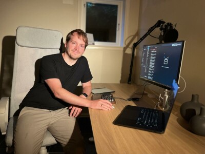 Sånn får han tid til å lage to språk og én roman, pluss jobb og familie